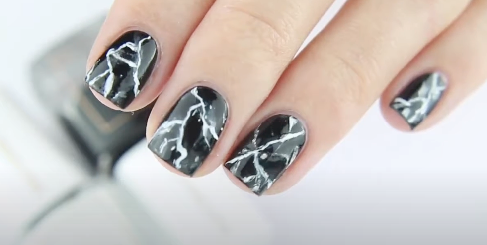 Marmor-Schwarzes Nageldesign Tutorial