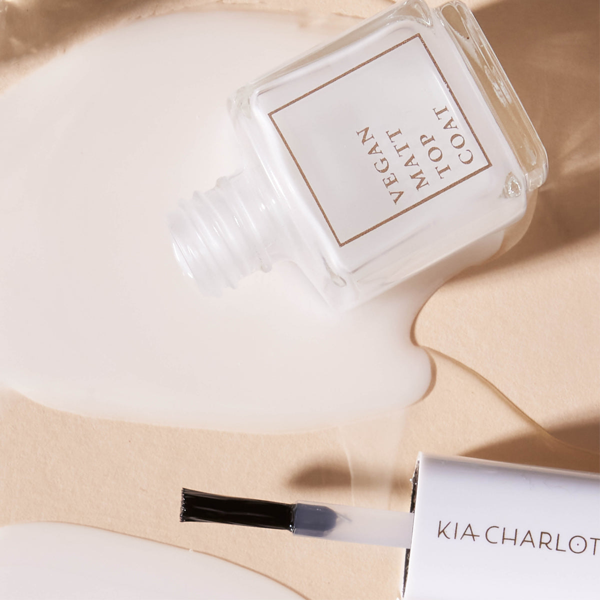 Matt Top Coat vegan für matte Nägel von Kia Charlotta